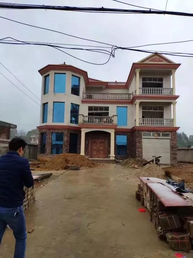 為孝順父母，農(nóng)村小伙花100萬回老家建三層豪宅！