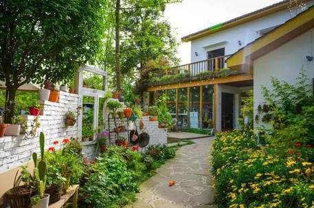 房子只要夠住就可以了，而且在宅基地上建房子，小有小的好處，因?yàn)槟芙o院子留出更大的空間！