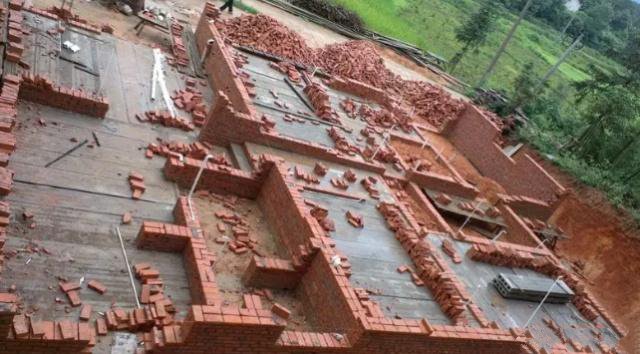 有了很多人提前將在農(nóng)村閑置的宅基地開始構(gòu)筑起自己理想的家園，也為以后老了回去留下了一塊無價的福地