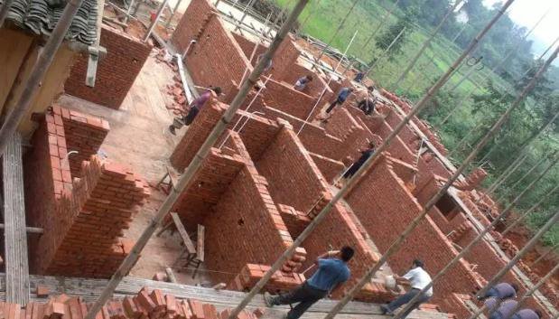 有了很多人提前將在農(nóng)村閑置的宅基地開始構(gòu)筑起自己理想的家園，也為以后老了回去留下了一塊無價的福地