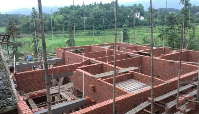 有了很多人提前將在農(nóng)村閑置的宅基地開始構(gòu)筑起自己理想的家園，也為以后老了回去留下了一塊無價的福地