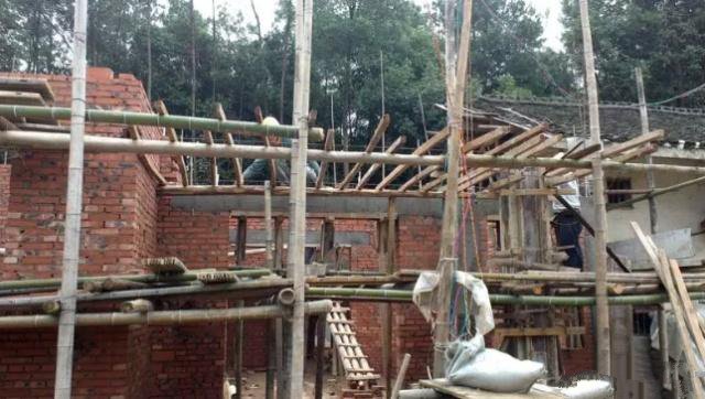 有了很多人提前將在農(nóng)村閑置的宅基地開始構(gòu)筑起自己理想的家園，也為以后老了回去留下了一塊無價的福地