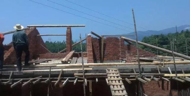 有了很多人提前將在農(nóng)村閑置的宅基地開始構(gòu)筑起自己理想的家園，也為以后老了回去留下了一塊無價的福地