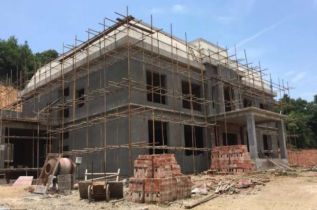 有了很多人提前將在農(nóng)村閑置的宅基地開始構(gòu)筑起自己理想的家園，也為以后老了回去留下了一塊無價的福地