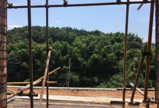 有了很多人提前將在農(nóng)村閑置的宅基地開始構(gòu)筑起自己理想的家園，也為以后老了回去留下了一塊無價的福地