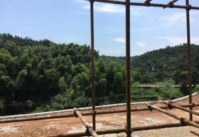 有了很多人提前將在農(nóng)村閑置的宅基地開始構(gòu)筑起自己理想的家園，也為以后老了回去留下了一塊無價的福地