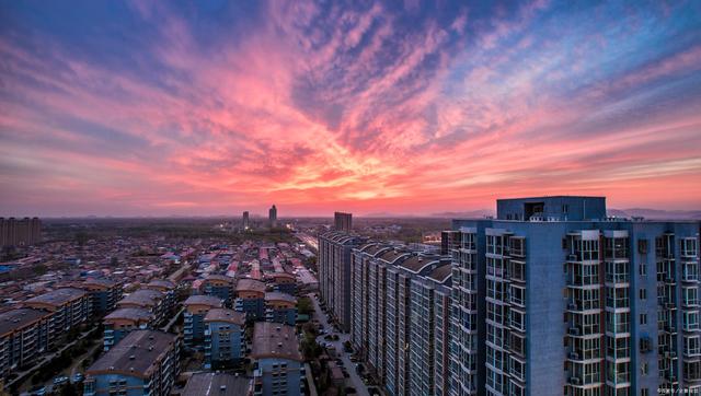 在農(nóng)村是各家各戶的自建房屋，塔樓看上去更有獨(dú)立性，樣式也更獨(dú)特!
