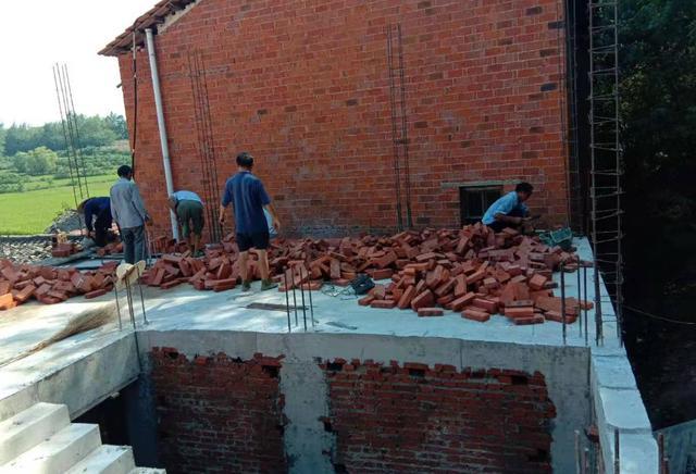 　為了給我的家鄉(xiāng)建一棟別墅，我妻子戒了燒烤，我戒了煙。這很鼓舞人心嗎