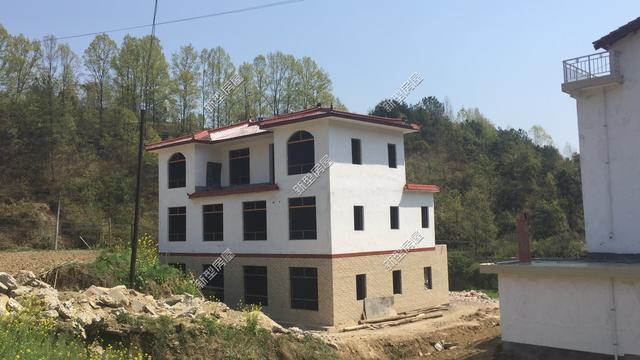 怎么在農(nóng)村建一棟既好看又實用的房子呢？今天小編帶來3套建房案例，供各位參考!