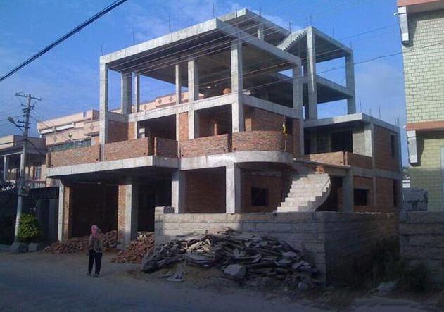 一層完全作為商鋪，二層以上，每層都有大露臺(tái)，是設(shè)計(jì)師給自己老宅精心設(shè)計(jì)的作品，建成之后的效果非常完美!