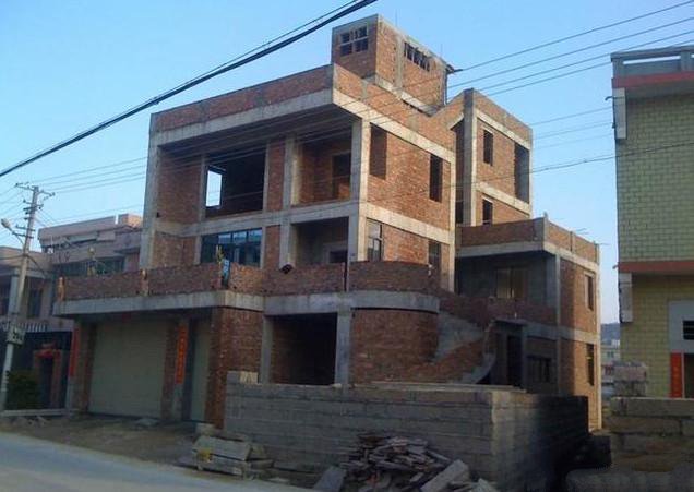 一層完全作為商鋪，二層以上，每層都有大露臺(tái)，是設(shè)計(jì)師給自己老宅精心設(shè)計(jì)的作品，建成之后的效果非常完美!