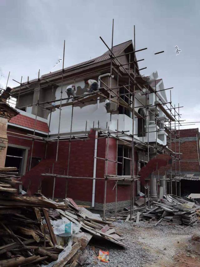 這款二層小洋樓，待挑空客廳布置，只是平時多操了點心，因此打造了時尚美觀的豪華別墅，到底是怎么修建的呢？