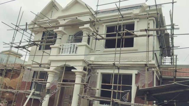 這款二層小洋樓，待挑空客廳布置，只是平時多操了點心，因此打造了時尚美觀的豪華別墅，到底是怎么修建的呢？