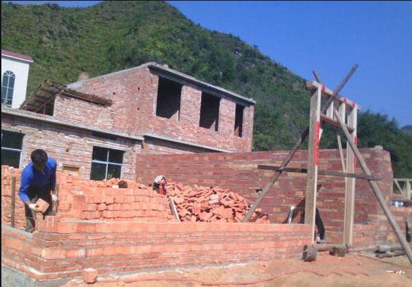 自己家蓋房子時，花錢又多，蓋得又難看，這到底是怎么回事呢？讓同村人笑話！