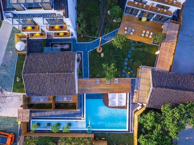 在鄉(xiāng)下買一棟閑置的舊房子進行翻新，并在復活后將其改造成住宅和別墅,也是好的一筆投資