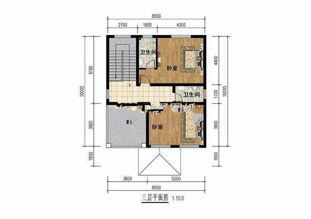 墅正面有一扇大的落地窗，用拱形的窗頭裝飾，帶有一股典雅和浪漫的氣息，這樣的別墅你喜歡嗎？