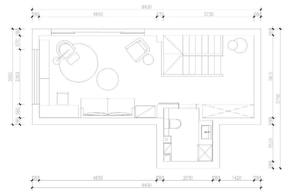 今天分享的是一套一樓建筑面積140平米的北歐風(fēng)三居室案例，房子位于頂層，是個(gè)躍層的戶型，二樓還有一個(gè)開(kāi)放式的休閑區(qū)和大露臺(tái)，讓人羨慕不已。