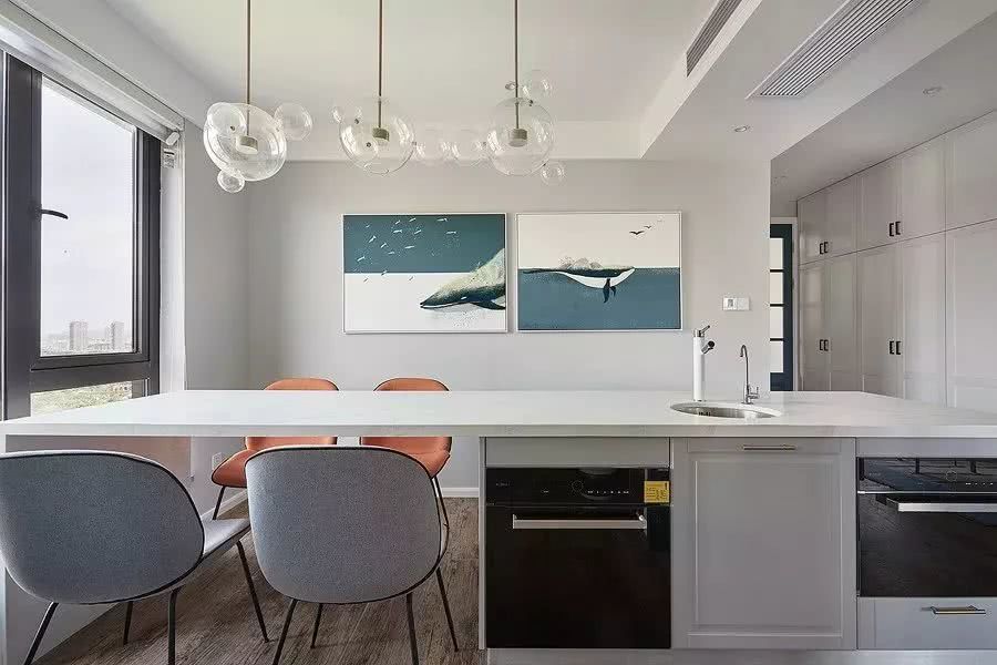 今天分享的是一套一樓建筑面積140平米的北歐風(fēng)三居室案例，房子位于頂層，是個(gè)躍層的戶型，二樓還有一個(gè)開(kāi)放式的休閑區(qū)和大露臺(tái)，讓人羨慕不已。