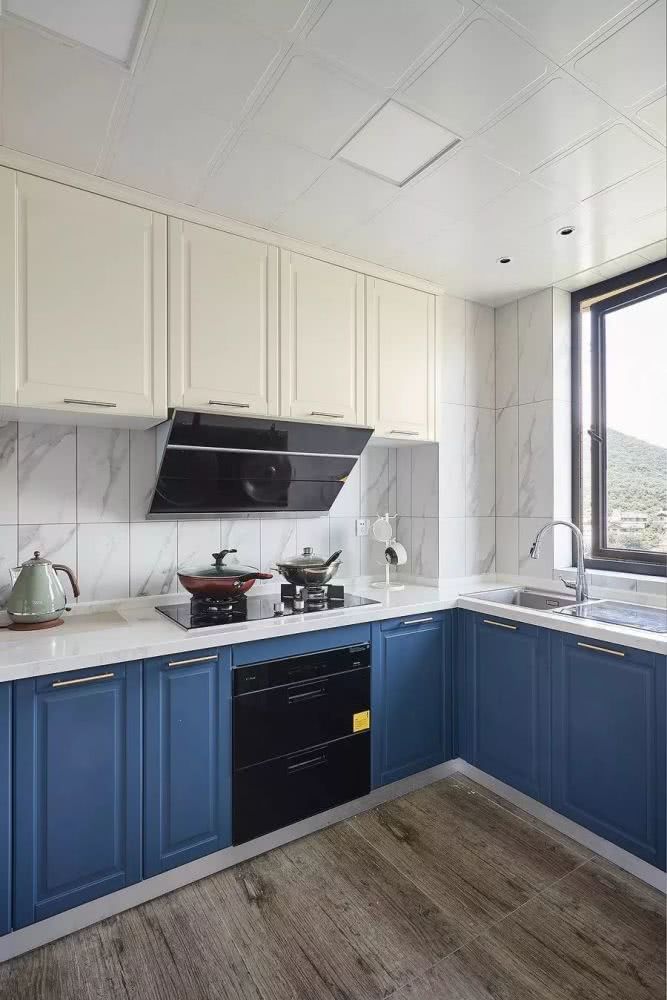 今天分享的是一套一樓建筑面積140平米的北歐風(fēng)三居室案例，房子位于頂層，是個(gè)躍層的戶型，二樓還有一個(gè)開(kāi)放式的休閑區(qū)和大露臺(tái)，讓人羨慕不已。