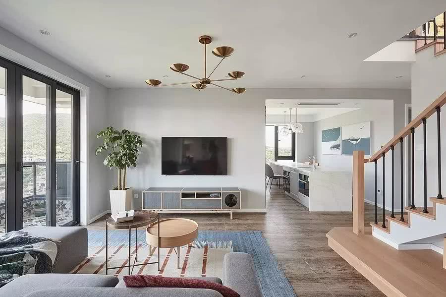 今天分享的是一套一樓建筑面積140平米的北歐風(fēng)三居室案例，房子位于頂層，是個(gè)躍層的戶型，二樓還有一個(gè)開(kāi)放式的休閑區(qū)和大露臺(tái)，讓人羨慕不已。