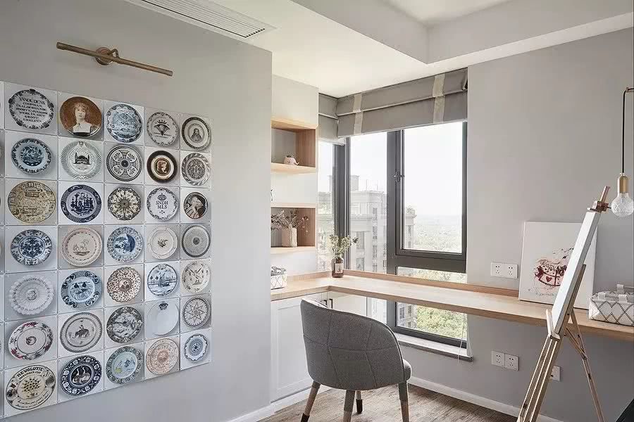 今天分享的是一套一樓建筑面積140平米的北歐風(fēng)三居室案例，房子位于頂層，是個(gè)躍層的戶型，二樓還有一個(gè)開(kāi)放式的休閑區(qū)和大露臺(tái)，讓人羨慕不已。