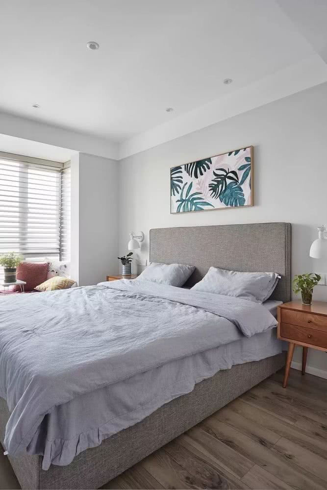 今天分享的是一套一樓建筑面積140平米的北歐風(fēng)三居室案例，房子位于頂層，是個(gè)躍層的戶型，二樓還有一個(gè)開(kāi)放式的休閑區(qū)和大露臺(tái)，讓人羨慕不已。