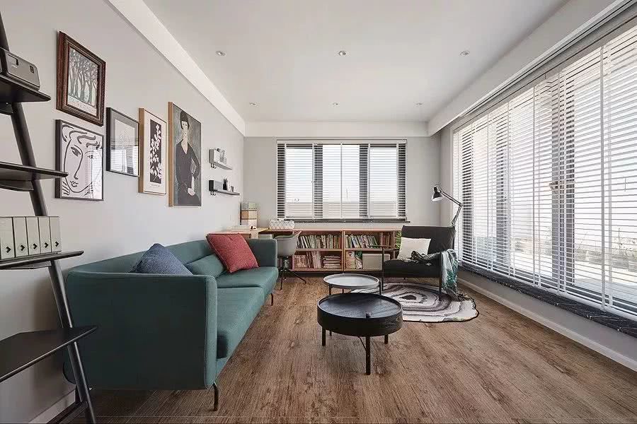 今天分享的是一套一樓建筑面積140平米的北歐風(fēng)三居室案例，房子位于頂層，是個(gè)躍層的戶型，二樓還有一個(gè)開(kāi)放式的休閑區(qū)和大露臺(tái)，讓人羨慕不已。