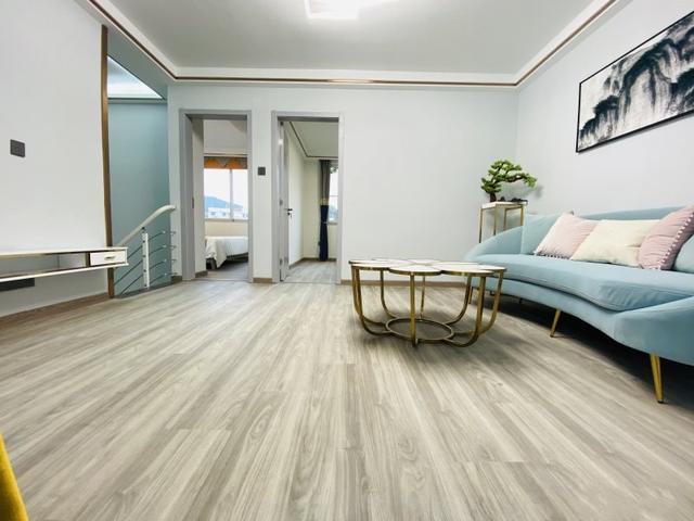 　頂層的兩層頂樓裝飾是如此美麗、簡單、新鮮和有品味，以至于朋友們在參觀時(shí)都被迷住了!