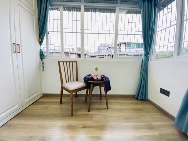 　頂層的兩層頂樓裝飾是如此美麗、簡單、新鮮和有品味，以至于朋友們在參觀時(shí)都被迷住了!