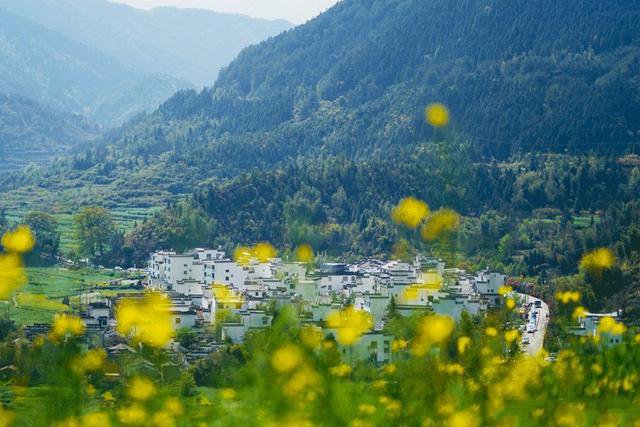 現(xiàn)代風格的自建房，也是新農(nóng)村建設的一大特色，外觀簡約自然又漂亮，如果你想建一棟很特別的住宅，選擇這款戶型準不會出錯。