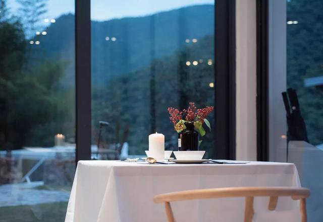 回農(nóng)村老家蓋別墅，就是為了享受與家人平淡自足的田園生活，溫馨十足，俗話說(shuō)“父母在，不遠(yuǎn)游”，在老家建一棟大氣的小別墅別墅!