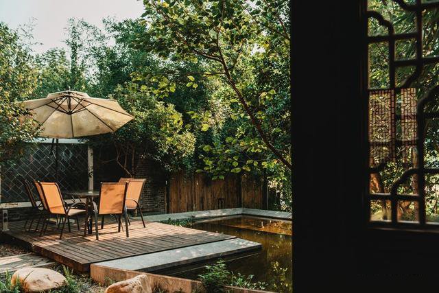 回農(nóng)村老家蓋別墅，就是為了享受與家人平淡自足的田園生活，溫馨十足，俗話說(shuō)“父母在，不遠(yuǎn)游”，在老家建一棟大氣的小別墅別墅!