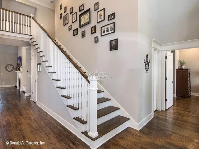 非常適合度假屋的建造，雖然說占地不小，但是主要的空間都在一樓，二樓只是一個閣樓!