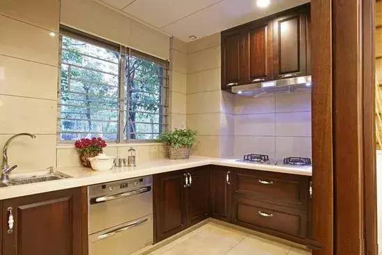 在老家蓋個(gè)一層的小別墅最合適了，又省錢又住得舒服，何樂而不為呢，今天小編給大家?guī)韼卓钜粚觿e墅效果圖，希望大家會喜歡。