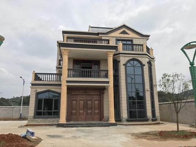 這位業(yè)主一直希望在農(nóng)村蓋一棟漂亮的房子，這也一直是夫妻二人的別墅夢。蓋好可以把爺爺奶奶也接來一起住，一大家子其樂融融，想想就很美！