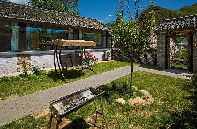 今天 給大家介紹的這棟農(nóng)村自建二層小別墅，很樸素實用，即使主人長時間不在家，也不用天天為它而操心,適合出門在外的年輕人