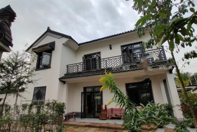 屋頂采用歇山頂起翹方式，造型優(yōu)美，整體莊重選用仿古造型的鐵藝欄桿，配合整體造型，讓建筑凸顯古香古色的獨(dú)特韻味!