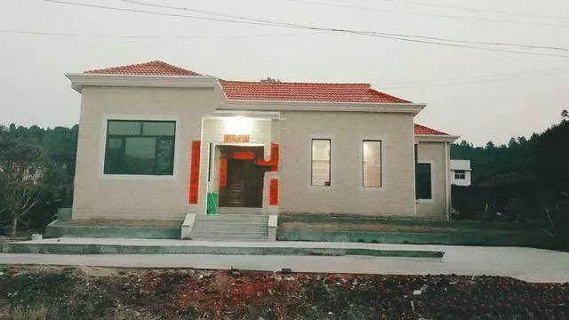 二三層的小洋樓的確很好看，但并不是說它就適合每個(gè)家庭建造。對(duì)于宅基地適中，家中人口又不是很多的家庭，建個(gè)一層的小平房就很好。