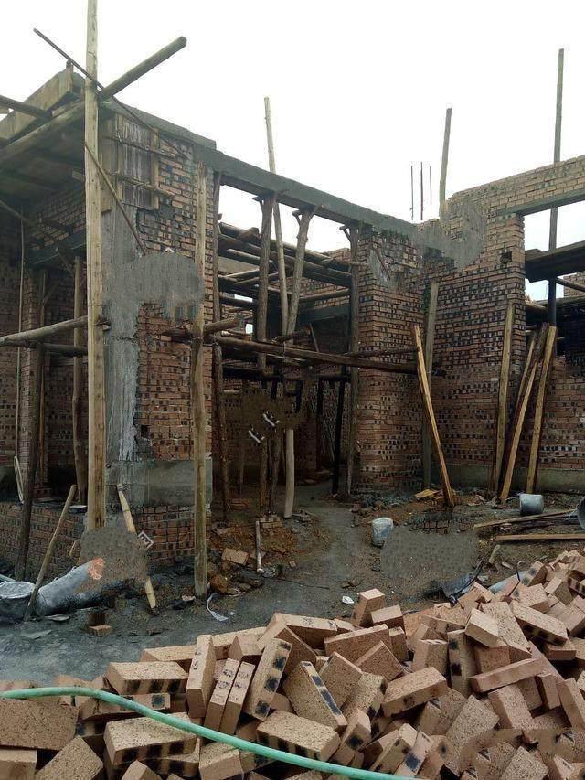 二三層的小洋樓的確很好看，但并不是說它就適合每個(gè)家庭建造。對(duì)于宅基地適中，家中人口又不是很多的家庭，建個(gè)一層的小平房就很好。