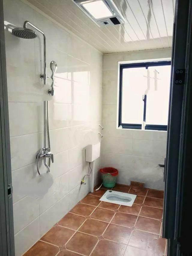 二三層的小洋樓的確很好看，但并不是說它就適合每個(gè)家庭建造。對(duì)于宅基地適中，家中人口又不是很多的家庭，建個(gè)一層的小平房就很好。