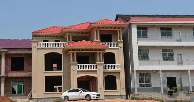 　將福建地區(qū)四棟別墅的設(shè)計與現(xiàn)實生活中的景觀進(jìn)行對比?，F(xiàn)實生活看起來確實更好！