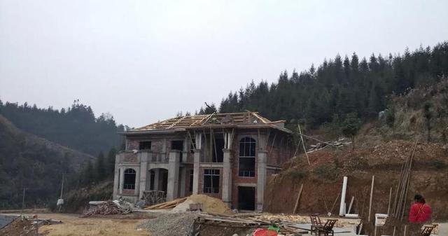 　將福建地區(qū)四棟別墅的設(shè)計與現(xiàn)實生活中的景觀進(jìn)行對比?，F(xiàn)實生活看起來確實更好！