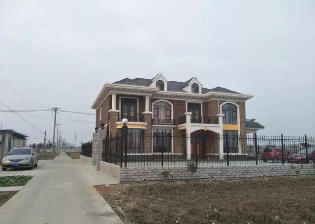 　將福建地區(qū)四棟別墅的設(shè)計與現(xiàn)實生活中的景觀進(jìn)行對比。現(xiàn)實生活看起來確實更好！