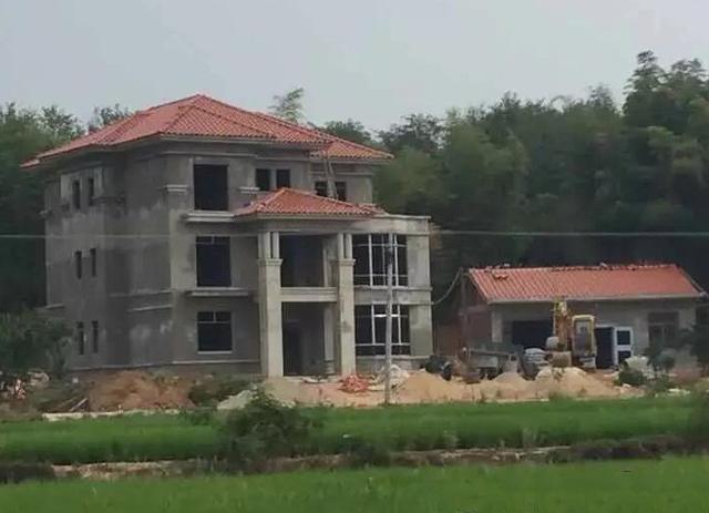 　將福建地區(qū)四棟別墅的設(shè)計與現(xiàn)實生活中的景觀進(jìn)行對比。現(xiàn)實生活看起來確實更好！