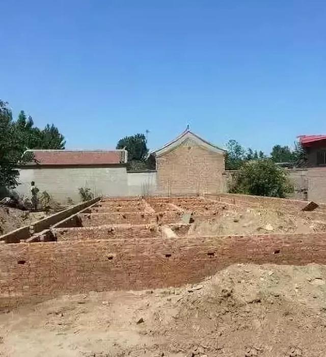 與在城里買一套兩居室公寓相比，你可以在你的家鄉(xiāng)建一棟別墅?，F(xiàn)在讓我們來看看！