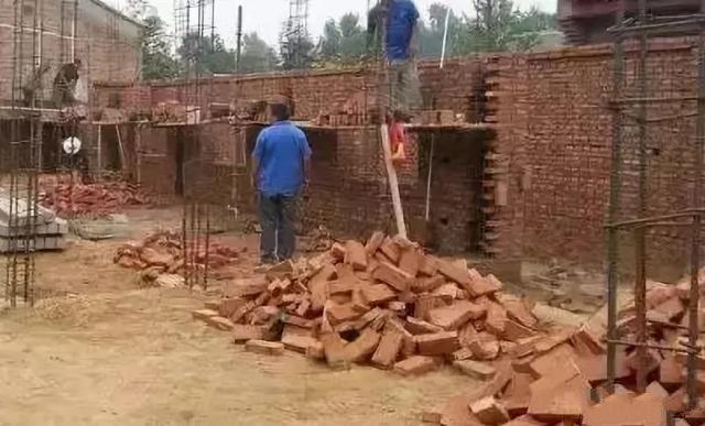 與在城里買一套兩居室公寓相比，你可以在你的家鄉(xiāng)建一棟別墅?，F(xiàn)在讓我們來看看！