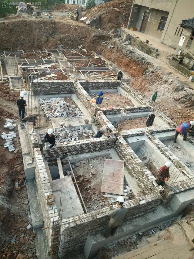 如何建造高性價(jià)比的兩層歐洲別墅？我?guī)闳ソㄖさ乜纯?讓你更早的了解別墅的建造！