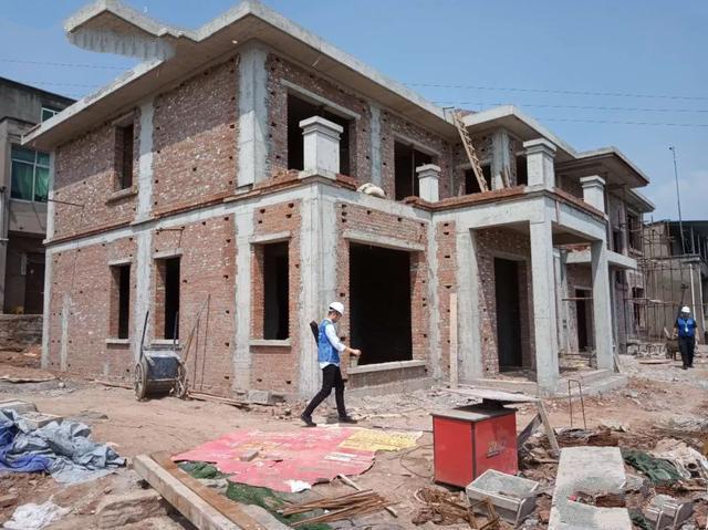 如何建造高性價(jià)比的兩層歐洲別墅？我?guī)闳ソㄖさ乜纯?讓你更早的了解別墅的建造！