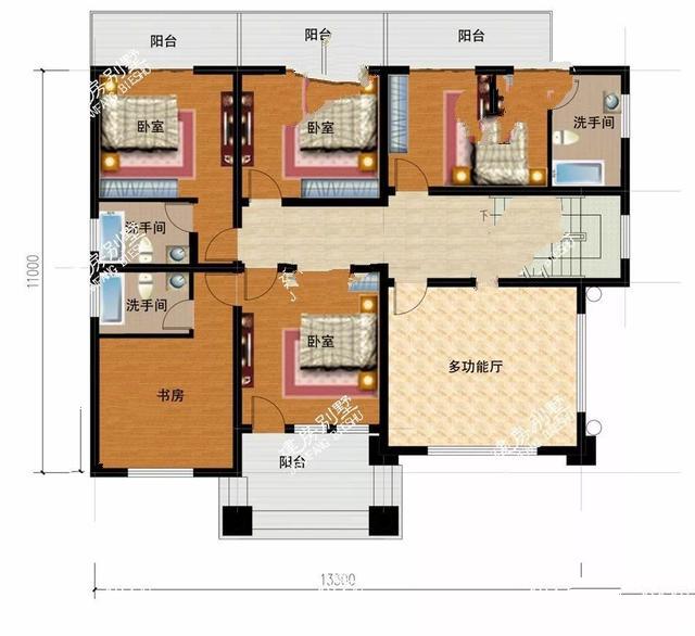 四層的鄉(xiāng)村別墅設計有斜屋頂，第一個客廳是空的，非常時尚有陽光的房間！