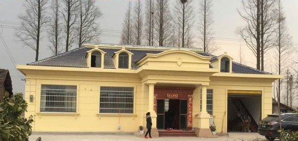 帶有閣樓的歐式一層半鄉(xiāng)村別墅的設(shè)計非常實用，可以作為兩層使用，沒有浪費。